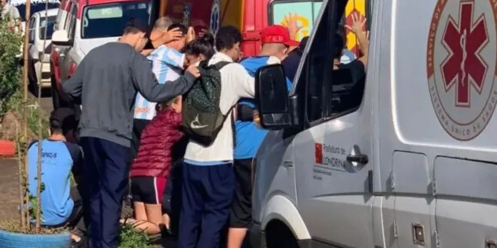 Colegas da vítima se reuniram ao redor da ambulância para orar por ele e a cena comoveu as pessoas que estavam no local