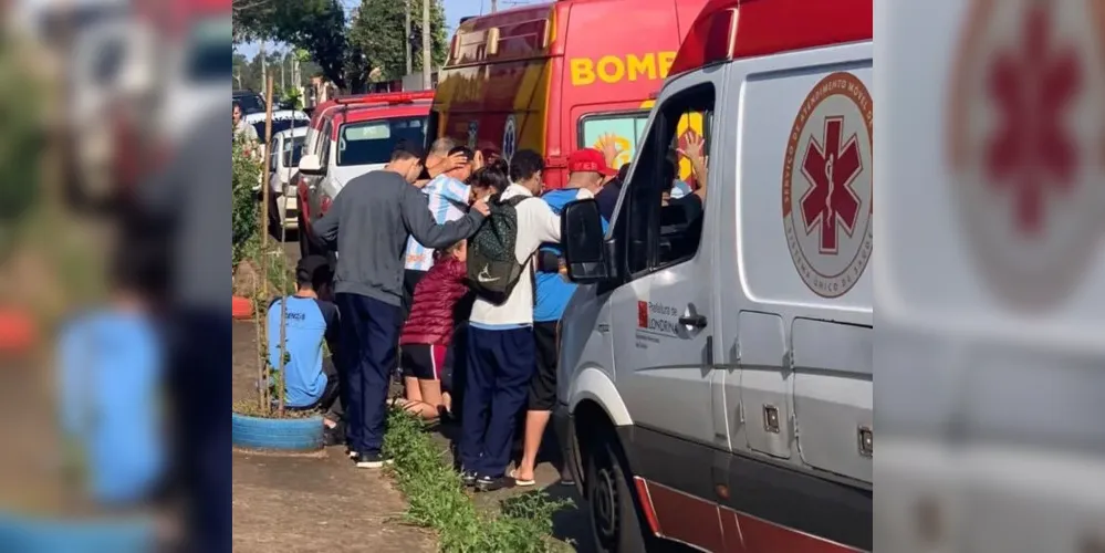 Colegas da vítima se reuniram ao redor da ambulância para orar por ele e a cena comoveu as pessoas que estavam no local