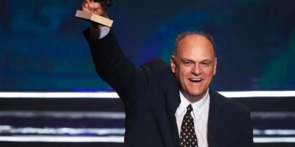 Mão Santa veio a público informar que interrompeu tratamento porque recebeu alta médica e que está curado