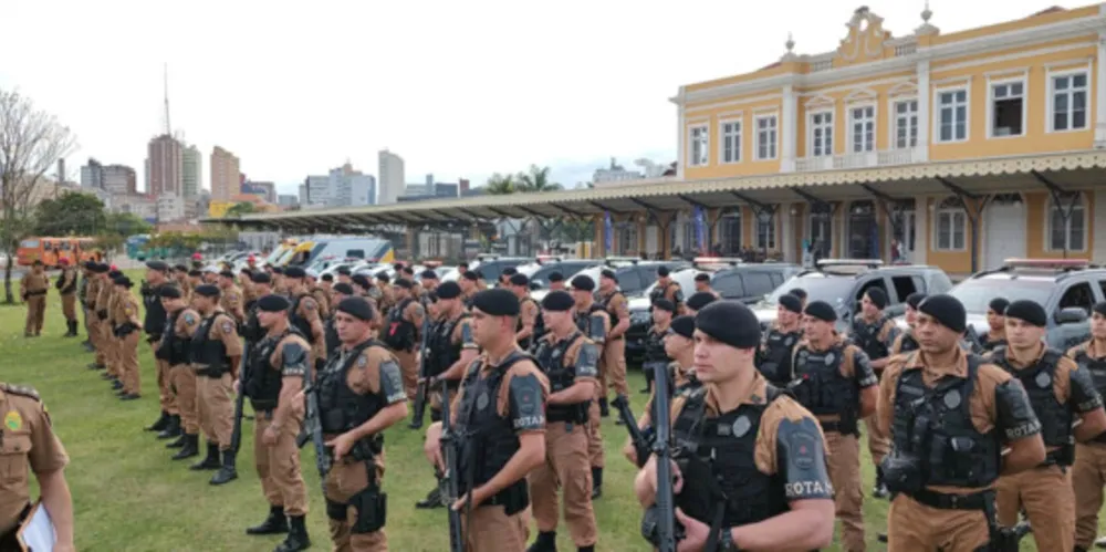 Diversos agentes de segurança estiveram em frente da Estação Arte, em Ponta Grossa