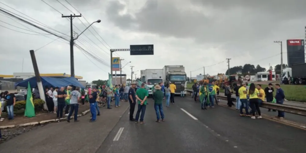 Manifestação tem 10 minutos de bloqueio e 10 minutos de trânsito liberado