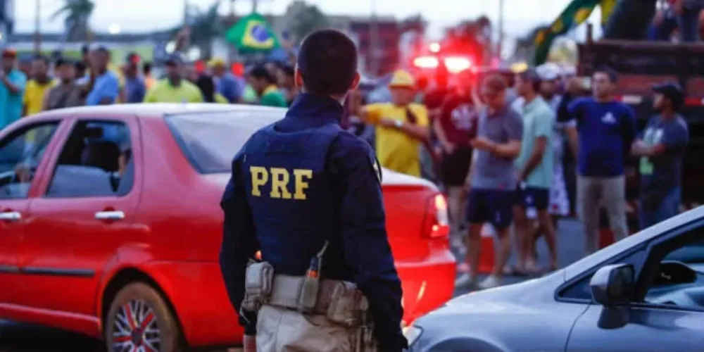 Desde a noite de domingo (30), apoiadores do presidente Jair Bolsonaro (PL) impedem o tráfego em diversas rodovias pelo Brasil