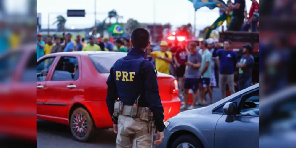 Desde a noite de domingo (30), apoiadores do presidente Jair Bolsonaro (PL) impedem o tráfego em diversas rodovias pelo Brasil