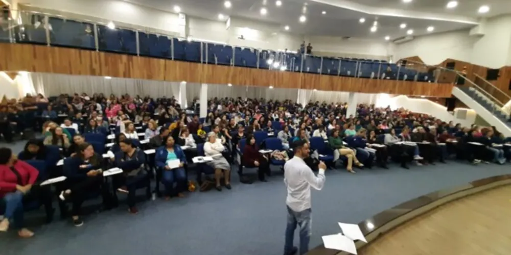 Discussões aconteceram no auditório do Centro Universitário de Maringá (UniCesumar)