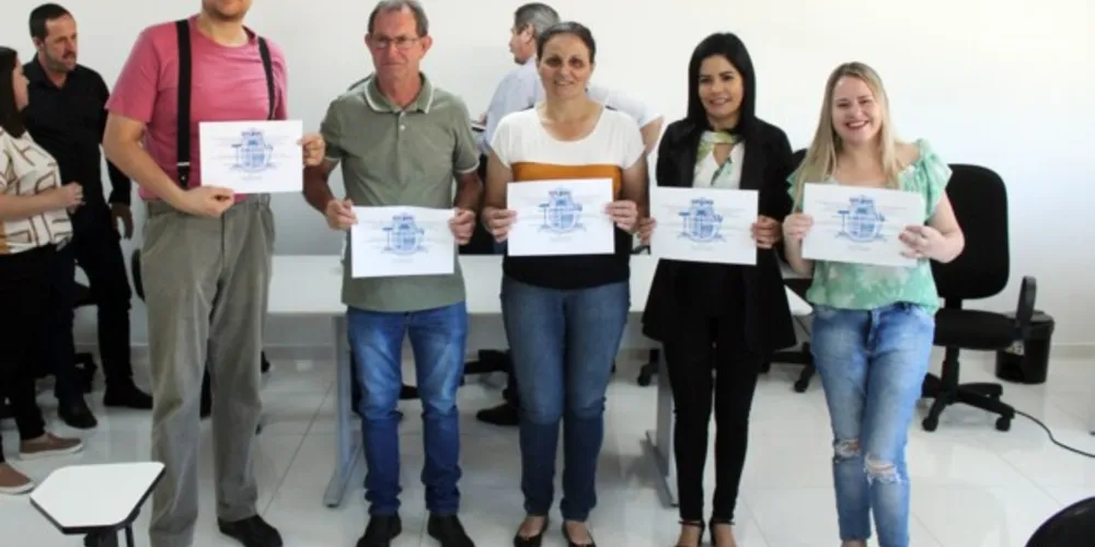 Profissionais receberam a diplomação de Conselheiras e Conselheiros Tutelares das mãos do vice-prefeito Municipal, Major Schulli