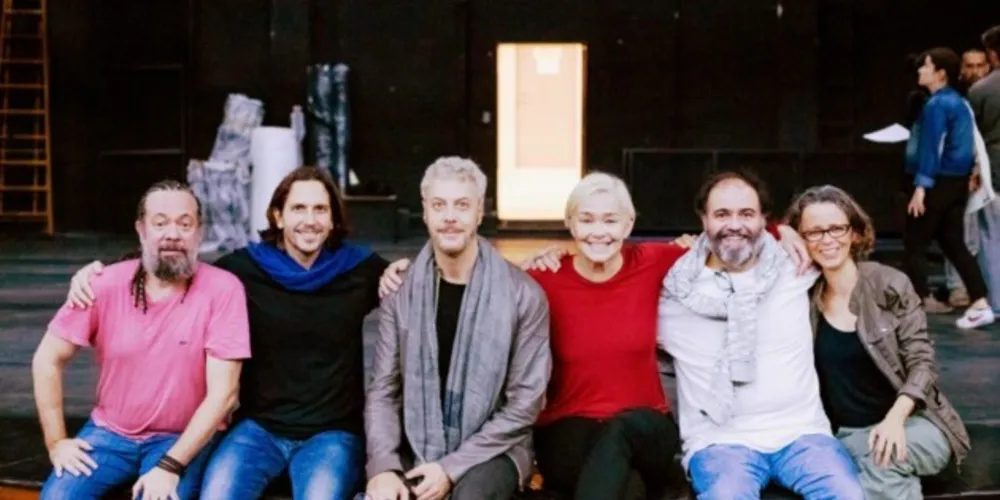 Vladimir Brichta, Julia Lemmertz, Dani Barros, Marcio Vito e Claudio Mendes fazem parte do Espetáculo de abertura. A direção é assinada por Guilherme Weber