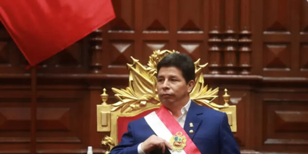 O presidente peruano anunciar o fechamento parcial do Congresso e a convocação de eleições para a Assembleia Constituinte; ele sofre uma terceira tentativa de impeachment por parte do Congresso