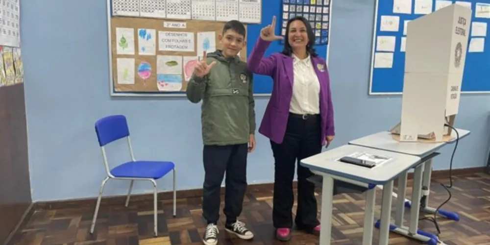 Angela Machado (Psol) votou na manhã deste domingo (2), em Curitiba, acompanhada de familiares e assessores
