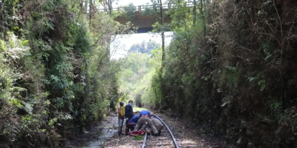 Barranco dá para uma linha férrea, onde aconteceu a situação