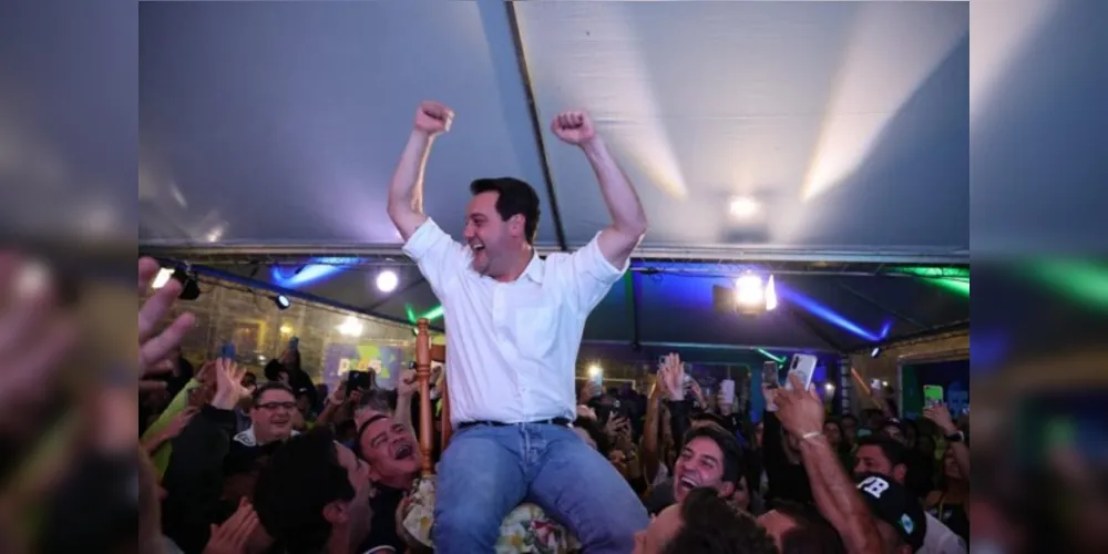 Ratinho Junior celebrando a reeleição no 1º turno.