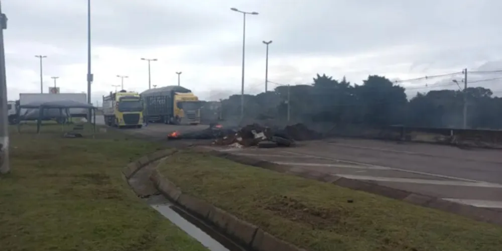 Bloqueio no km 127, da BR-116, em Fazenda Rio Grande na manhã desta quarta-feira (2).