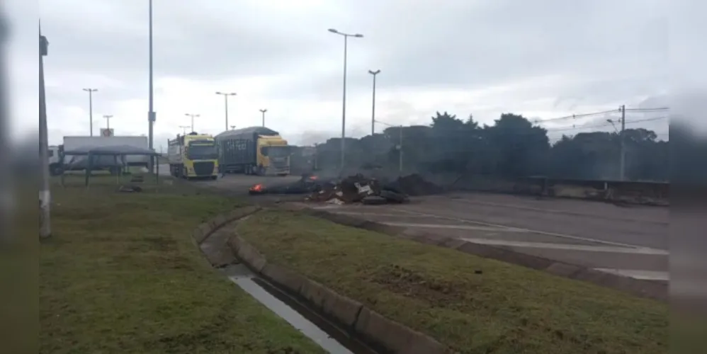 Bloqueio no km 127, da BR-116, em Fazenda Rio Grande na manhã desta quarta-feira (2).