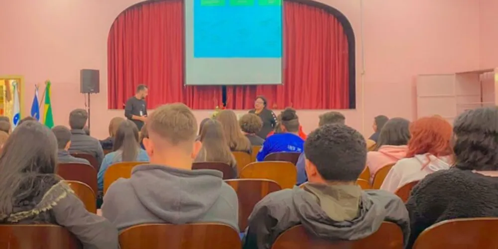 A iniciativa, em parceria com o Conselho Tutelar, ocorre a convite da escola e busca proporcionar espaços de reflexão e conhecimento, além de suprir demandas dos alunos.