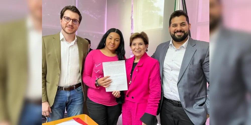 Solenidade aconteceu no gabinete da prefeita de Ponta Grossa, Elizabeth Schmidt