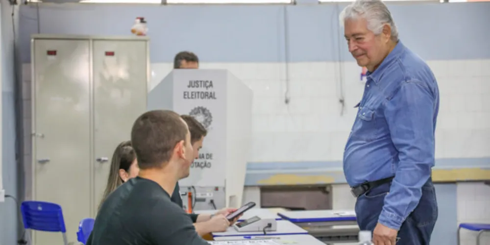 Roberto Requião de Mello e Silva (PT) votou no Colégio Julia Wanderley, em Curitiba