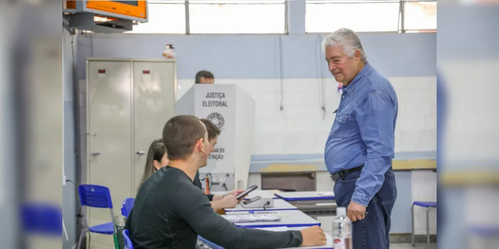 Roberto Requião de Mello e Silva (PT) votou no Colégio Julia Wanderley, em Curitiba