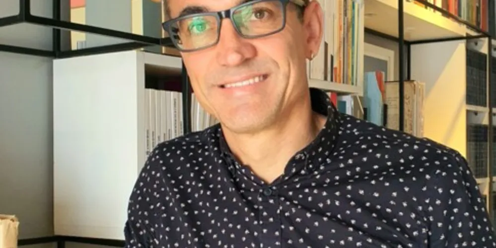 Em Toda cicatriz desaparece, Rogério Pereira apresenta um conjunto harmônico de narrativas que compõem uma espécie de autobiografia ficcional