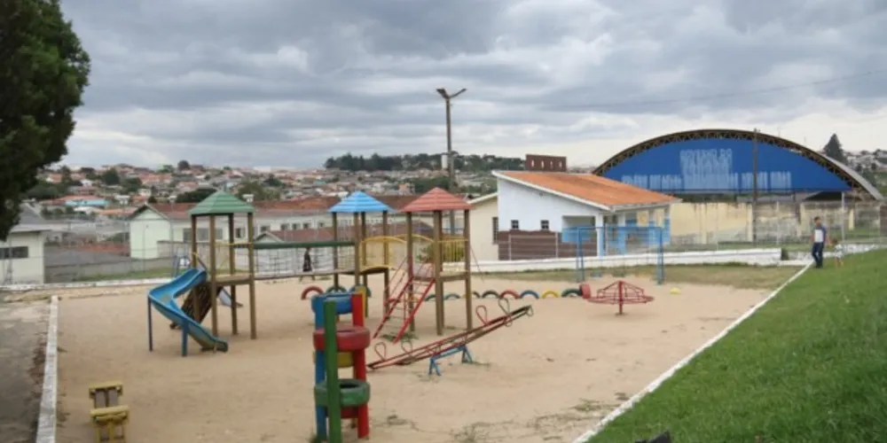 Praça Álvaro Holzmann foi contemplada com novos equipamentos de segurança