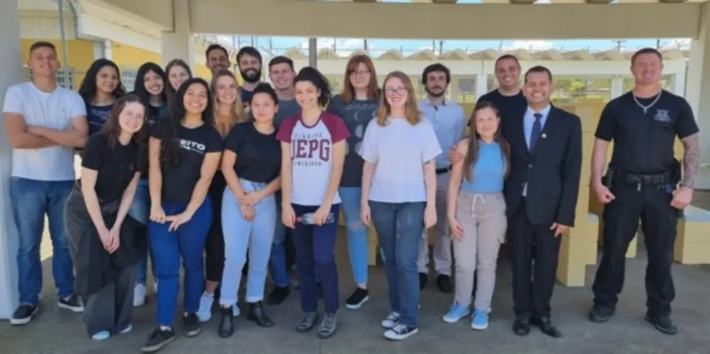 Estudantes estiveram nos locais na manhã desta terça-feira (25)