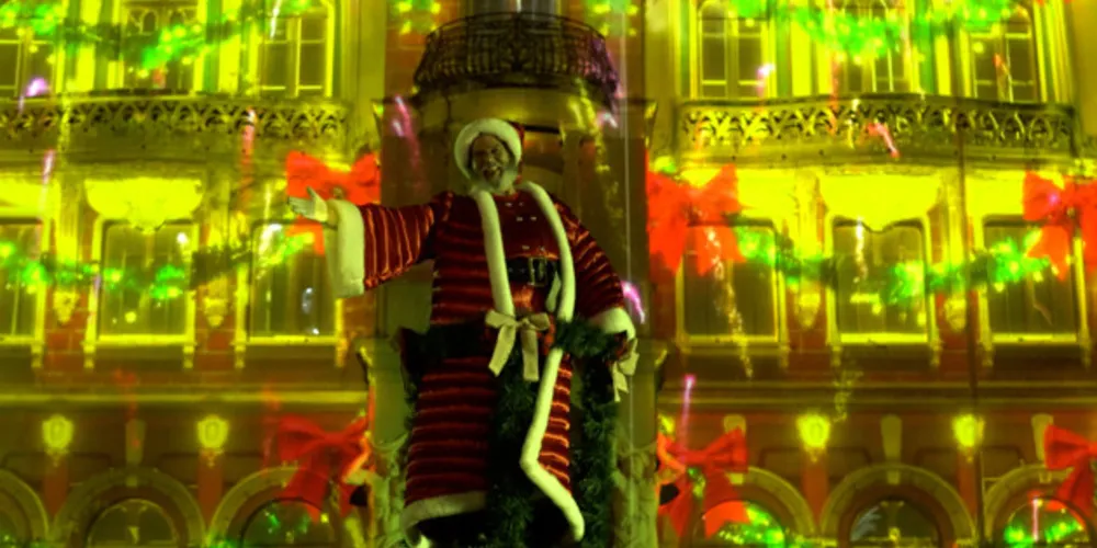 As apresentações acontecerão do lado externo, ao ar livre, e a história será projetada em 3D na fachada do SESC Saudade, na Rua Fernandes Pinheiro, 77, às 20h30.