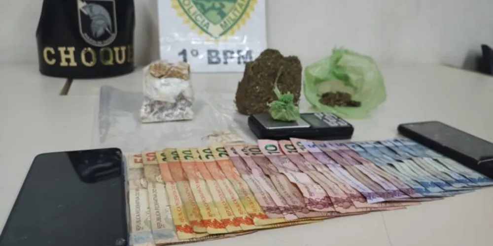 Foram apreendidos R$ 312 em várias notas, uma balança de precisão e entorpecentes.