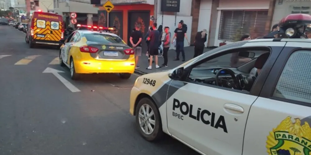 O rapaz estava ameaçando e tentando roubar algumas mulheres que passavam pela via antes de ser alvejado