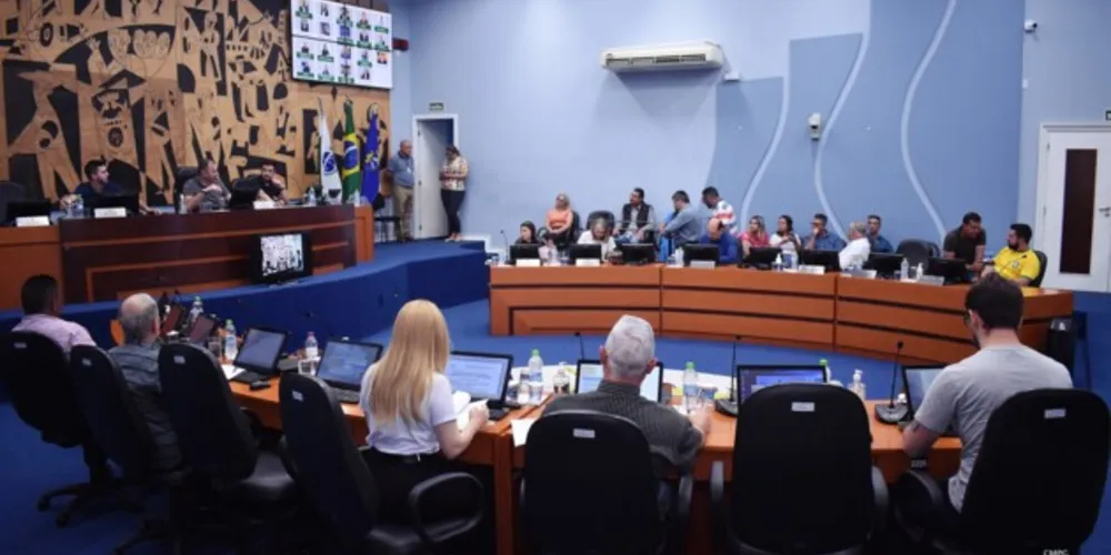 As ameaças foram registradas durante a sessão desta segunda-feira (14).