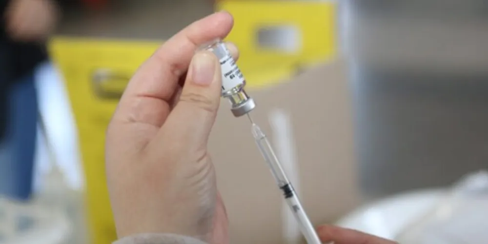 Imunizante estará disponível nas salas de vacinação de Ponta Grossa, além do 'Ônibus da Vacina'