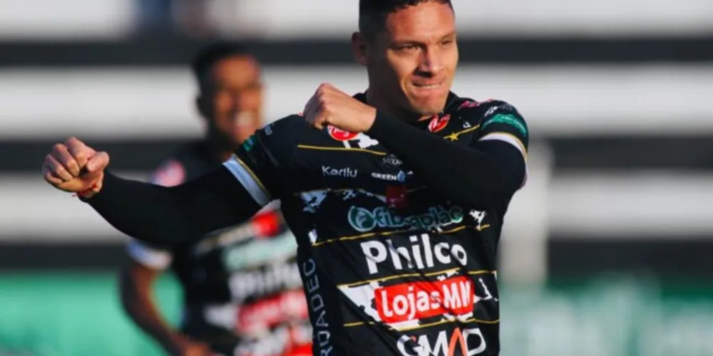 Meia Javier Reina (foto) deve seguir com a camisa 10 do Operário