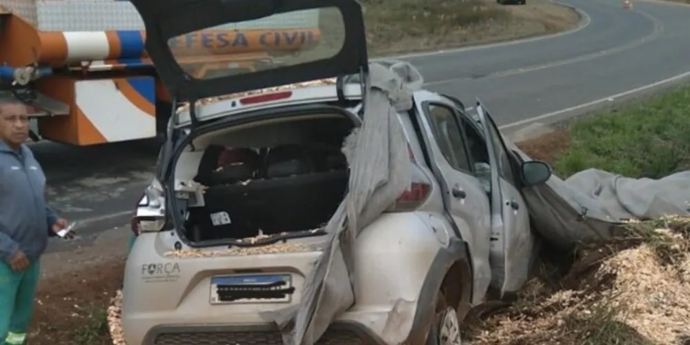 Batida entre carro e caminhão ocorreu na PR-239, entre Arapoti e Ventania, na tarde desta quinta