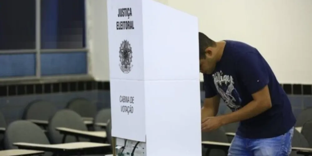 Uma das novidades nas Eleições 2022 é a unificação do horário de votação em todo o país. Pela primeira vez, todas as seções eleitorais funcionarão das 8h às 17h do horário de Brasília. Ou seja, cidades em fusos diferentes devem se adequar ao horário da capital federal