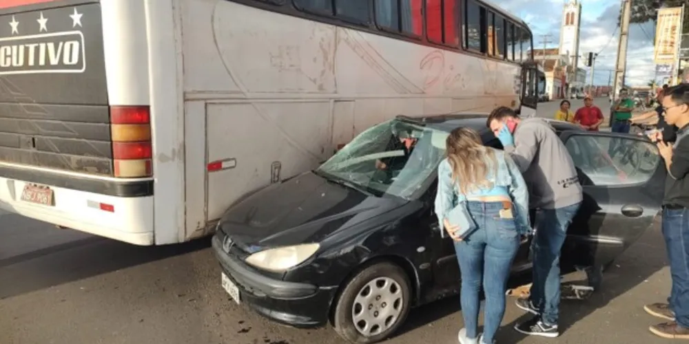 Peugeot 207 bateu em ônibus que seguia pela Carlos Cavalcanti