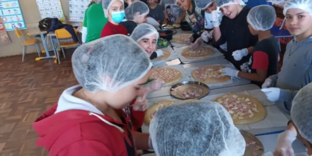 Alunos colocaram a mão na massa para compreender mais sobre o conteúdo