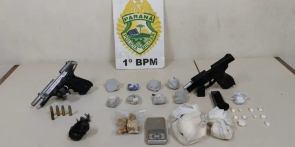 Foram encontradas porções de drogas prontas para consumo, balança de precisão e armamento