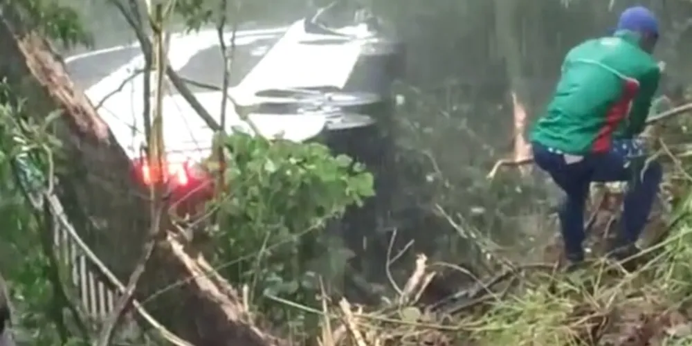 Os dois veículos saíram da pista após a colisão e caíram em uma ribanceira