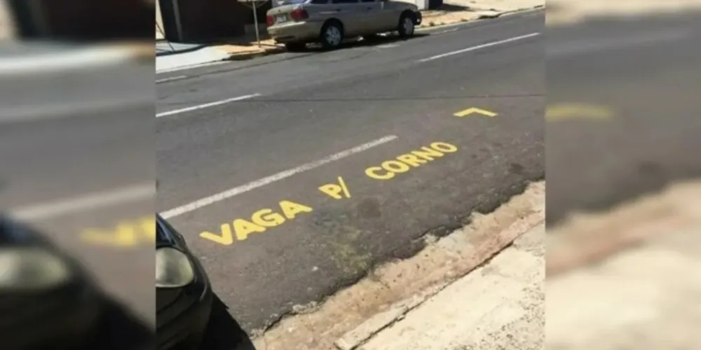 O morador fez a pintura por estar incomodado com clientes de bar nas proximidades que estacionam na frente do imóvel
