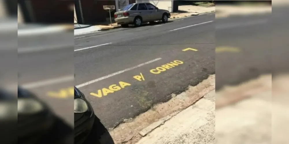 O morador fez a pintura por estar incomodado com clientes de bar nas proximidades que estacionam na frente do imóvel