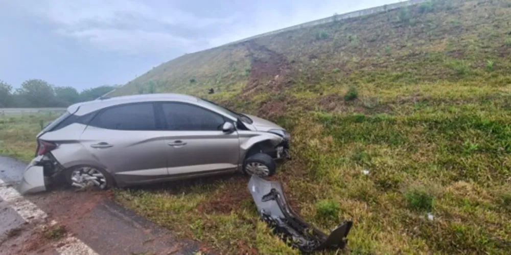 Acidente foi no acesso secundário de Ponta Grossa, na manhã deste sábado; motorista foi encaminhado ao hospital