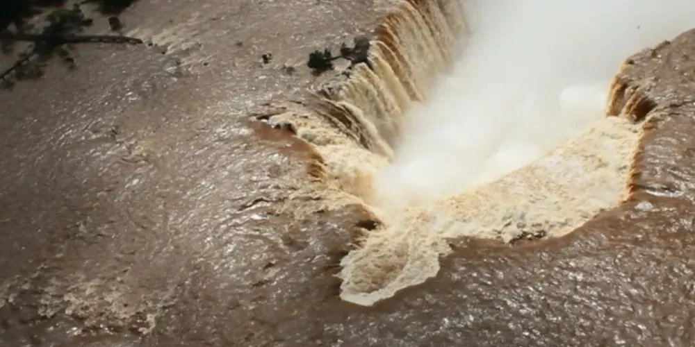 Equipes de socorro que atuam no Parque Nacional do Iguaçu do lado argentino estão fazendo buscas