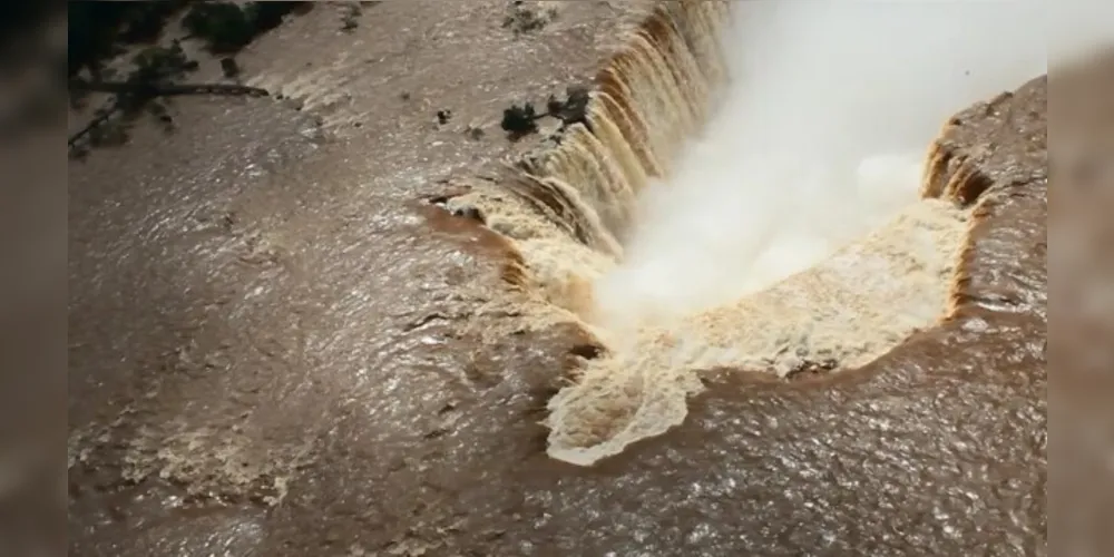 Equipes de socorro que atuam no Parque Nacional do Iguaçu do lado argentino estão fazendo buscas