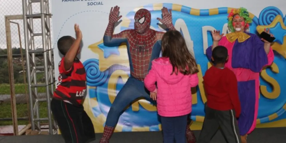 Cerca de 700 pessoas compareceram, sendo aproximadamente 400 crianças