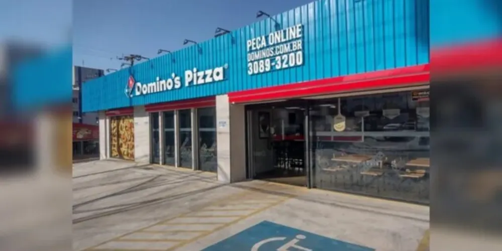 Na compra de uma pizza do tamanho médio ou grande, o cliente Domino’s ganha outra pizza do mesmo tamanho e sabor