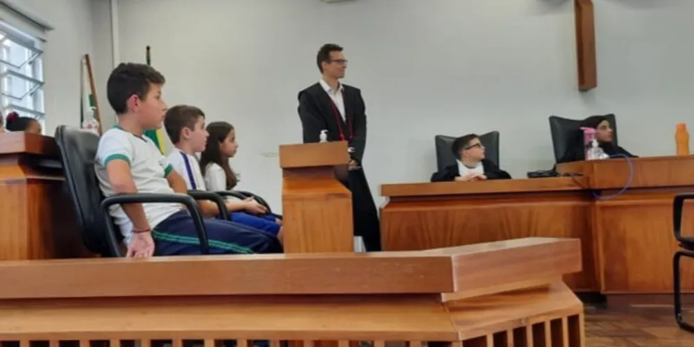 Elementos pertinentes a um júri foram aplicados na dinâmica com os alunos