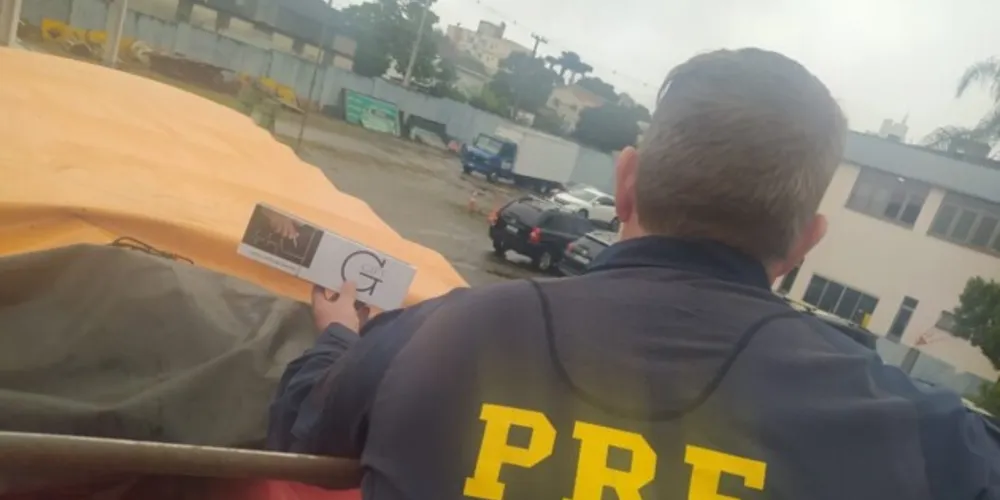 Motorista foi preso em flagrante pelas autoridades. A carga estaria sendo transportada de Maringá até Campo Largo