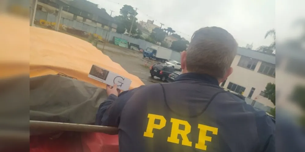 Motorista foi preso em flagrante pelas autoridades. A carga estaria sendo transportada de Maringá até Campo Largo