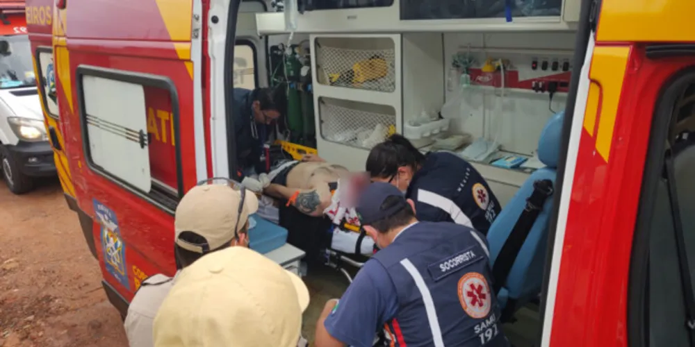 Homem estava inconsciente e foi atendido pelos Bombeiros e Samu