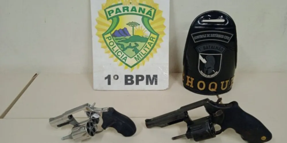 Armas que estavam com os suspeitos (foto) foram apreendidas pelos policiais