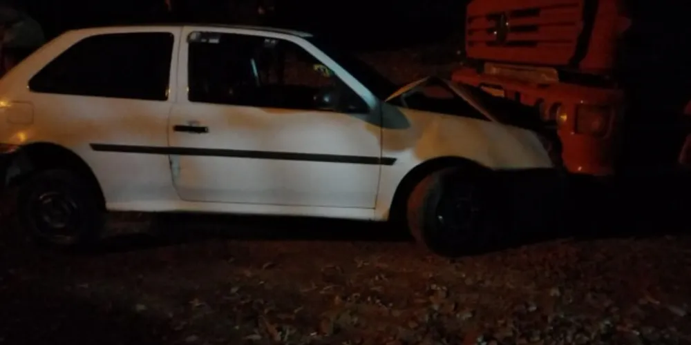 Volkswagen Gol estava com duas pessoas; uma delas conseguiu fugir após o acidente