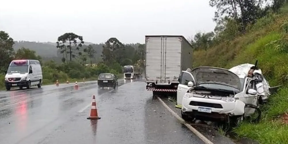 Dentro do carro estava uma família que seguia pela rodovia no sentido Curitiba-Irati