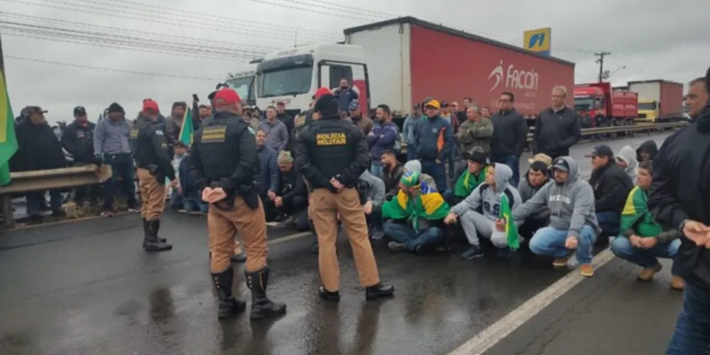 Minutos após as ações das autoridades, alguns caminhões foram liberados para seguir viagem nos dois sentidos